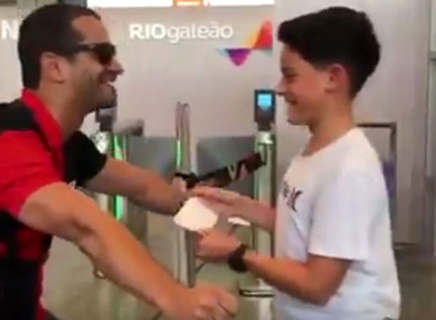 Они фудбал воле другачије од других: Дечак, у сузама, пао оцу у загрљај када је сазнао да ће бодрити Фламенго у Дохи (ВИДЕО)